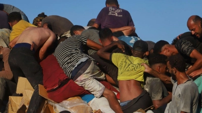 Nach UN-Angaben wird ein Großteil der Hilfsgüter in Gaza geplündert.  (Foto: Mariam Dagga/AP/dpa)