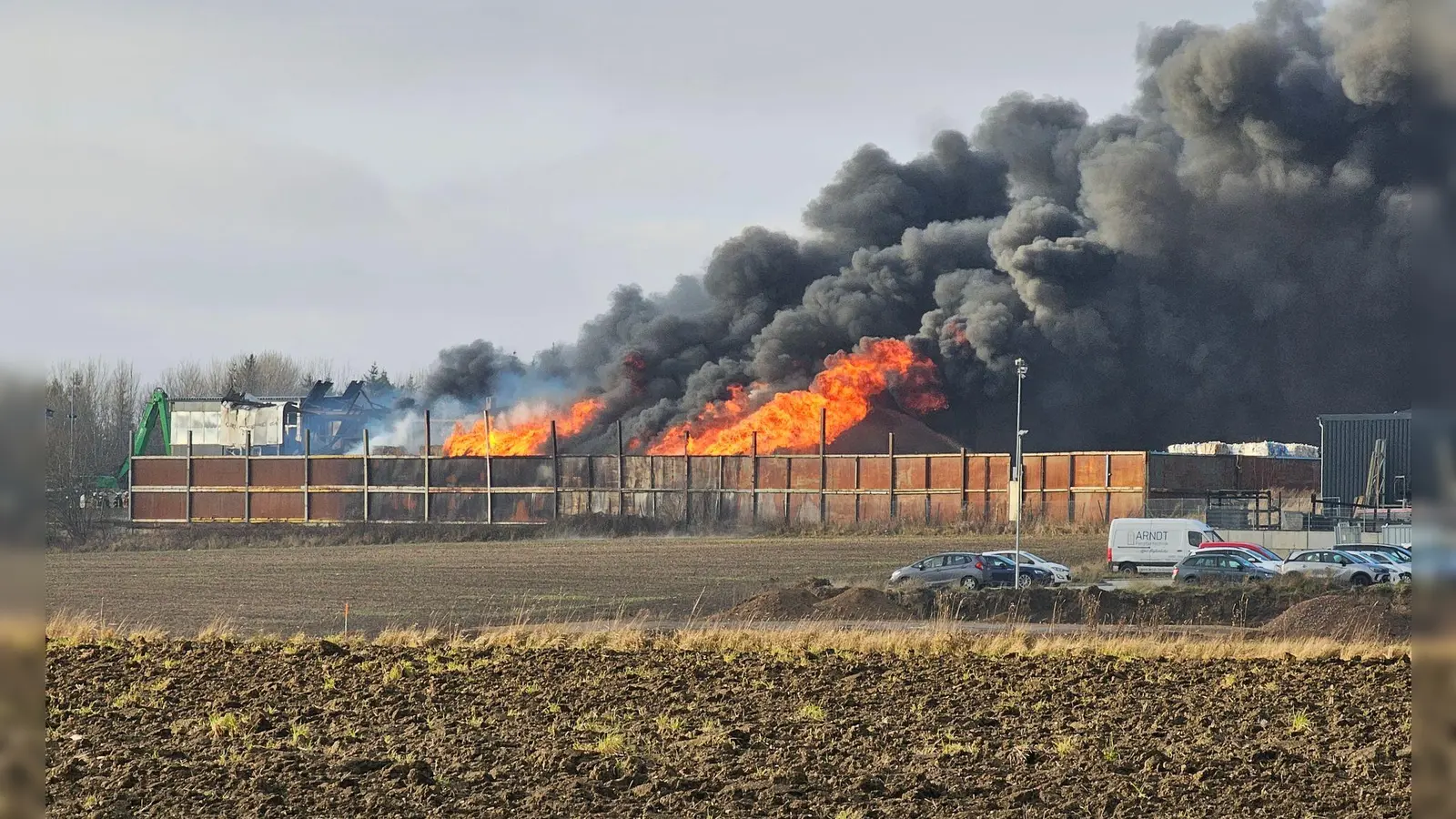 Die Ermittler schätzen den Schaden durch das Feuer in Gattendorf (Landkreis Hof) auf rund vier Millionen Euro. (Archivbild) (Foto: Mike Müller/dpa)