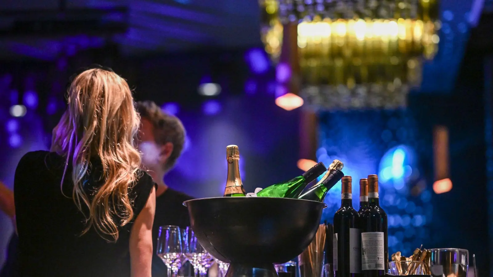 Bei Feiern und im Nachtleben gehört für viele Alkohol einfach dazu. Er kann euphorisieren und enthemmen - und er wirkt bei Frauen schneller als bei Männern.  (Foto: Jens Kalaene/dpa/dpa-tmn)