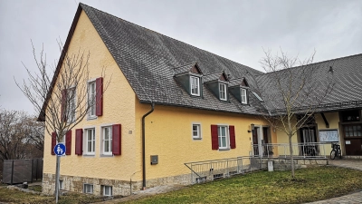 Das Rathaus von Gebsattel: Im Obergeschoss befindet sich der Sitzungssaal des Gemeinderats, über dessen künftige Zusammensetzung am 8. März zu entscheiden ist. Das Leitungsamt der Kommune steht nicht zur Disposition. Die Bürgermeisterin ist bis 2032 gewählt. (Foto: Jürgen Binder)