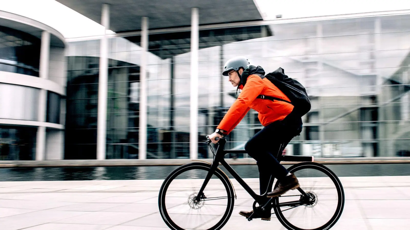 Mit der richtigen Pflege und Vorsicht können E-Bikes auch bei Kälte und Frost zuverlässig genutzt werden. (Foto: Zacharie Scheurer/dpa-tmn)