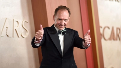Ralph Fiennes tritt in die Fußstapfen von Donald Sutherland. (Archivbild)  (Foto: Richard Shotwell/Invision/AP/dpa)