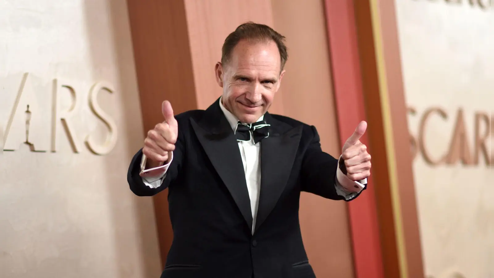 Ralph Fiennes tritt in die Fußstapfen von Donald Sutherland. (Archivbild)  (Foto: Richard Shotwell/Invision/AP/dpa)