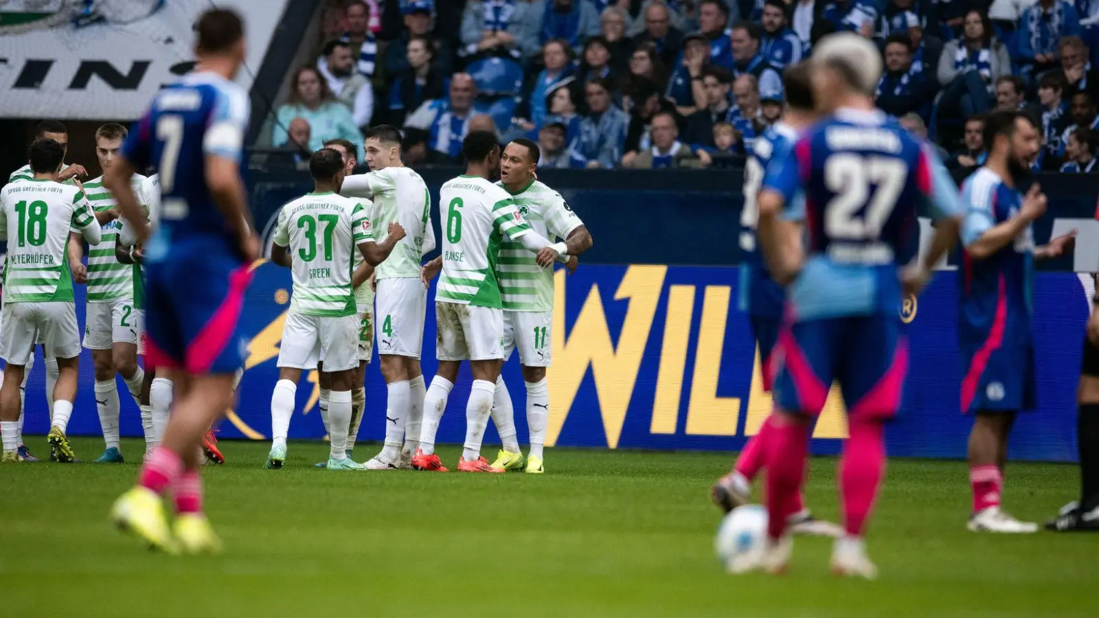 Der FC Schalke 04 musste gegen die SpVgg Greuther Fürth die nächste Niederlage hinnehmen. (Foto: Fabian Strauch/dpa)