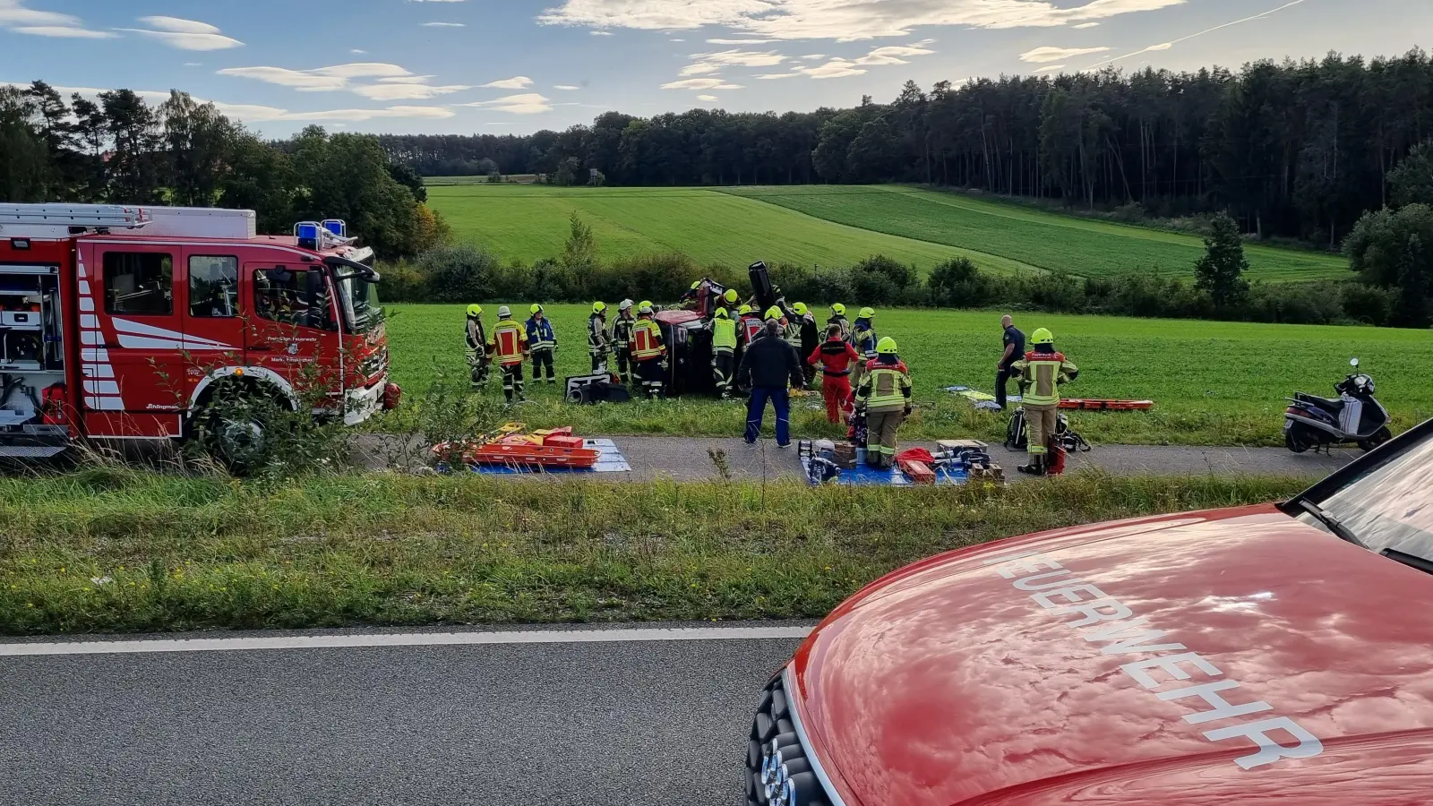 Drei Menschen waren in einem Auto eingeschlossen, nachdem es sich auf der B8 überschlagen hatte und in der Wiese neben dem Radweg landete. Die Feuerwehr befreite sie. Alle drei kamen mit mittelschweren Verletzungen davon. (Symbolbild: Rainer Weiskirchen)