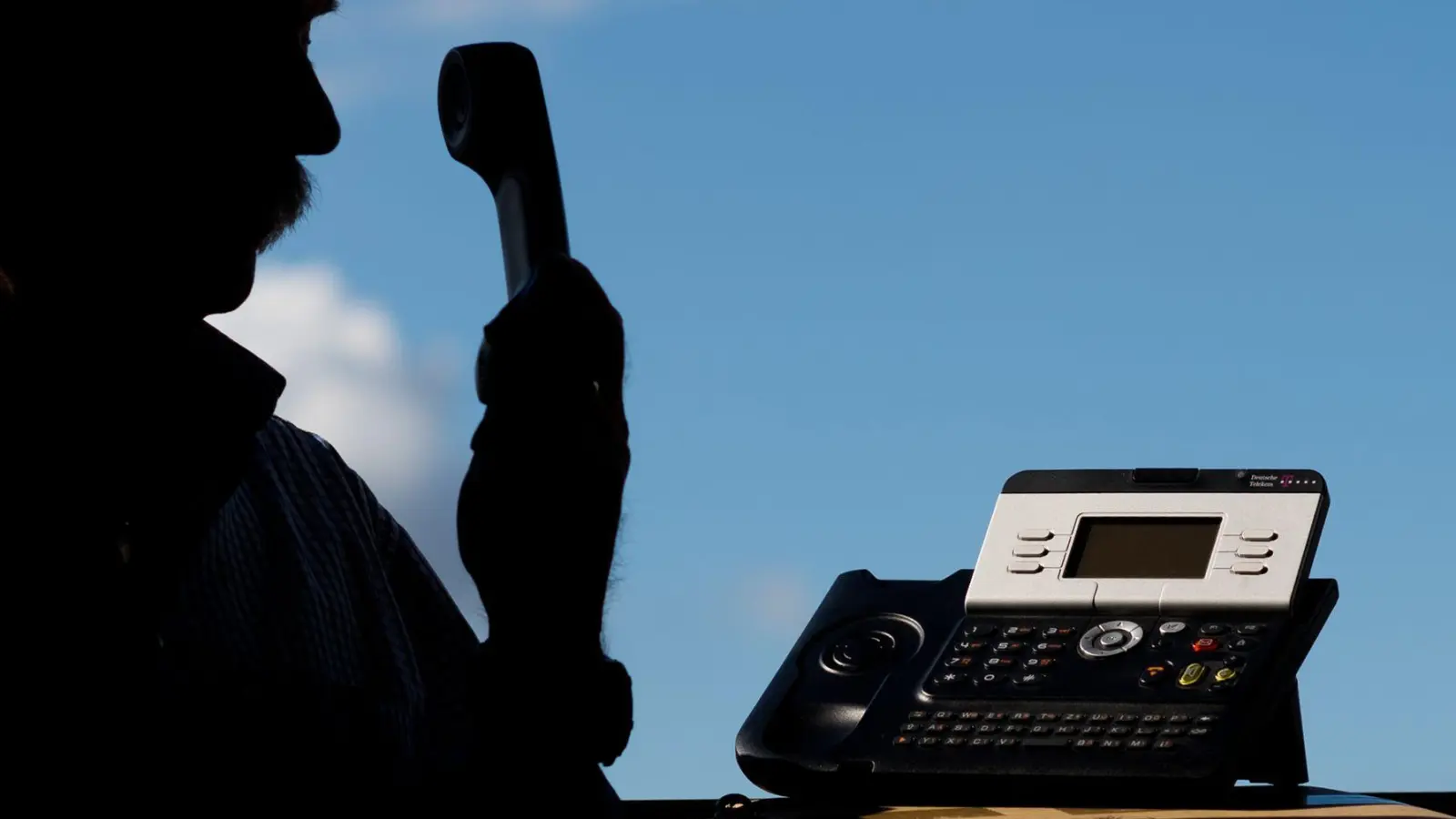 Ein Betrüger gab sich am Telefon als Polizeibeamter aus, um an Bargeld zu kommen. (Symbolbild) (Foto: Julian Stratenschulte/dpa)
