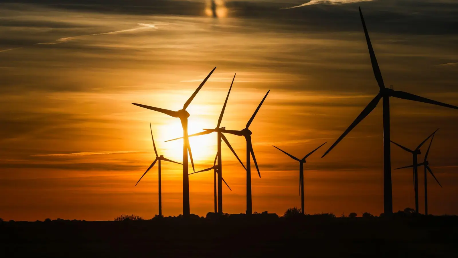 Wind- und Solarenergie können die Strompreise langfristig sinken lassen. (Illustration) (Foto: Frank Molter/dpa)