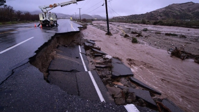 Ein Teil einer kalifornischen Straße wird von Fluten weggespült. (Foto: Wally Skalij/FR159296 AP/dpa)