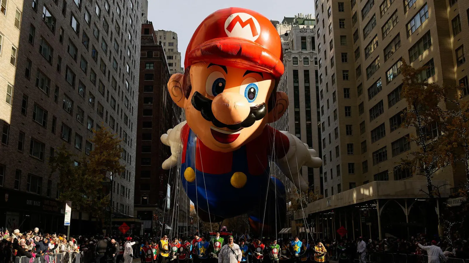 Super Mario zieht zu Thanksgiving durch New Yorks Häuserschluchten. (Foto: Eduardo Munoz Alvarez/AP/dpa)
