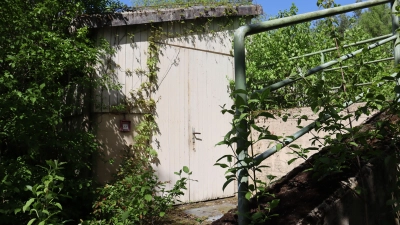 Der unscheinbare Eingang zum vierstöckigen Atombunker sieht aus wie eine Gartenlaube. Von hier geht es 16 Meter in die Tiefe. (Foto: Antonia Müller)