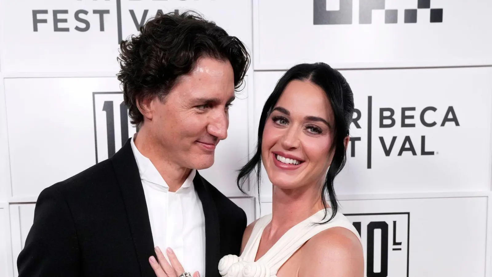 Popstar Katy Perry (41) hat sich bei der Premiere ihres neuen Films erstmals mit ihrem Partner, dem früheren kanadischen Premierminister Justin Trudeau (54), auf dem roten Teppich gezeigt.  (Foto: Charles Sykes/Invision/AP/dpa)