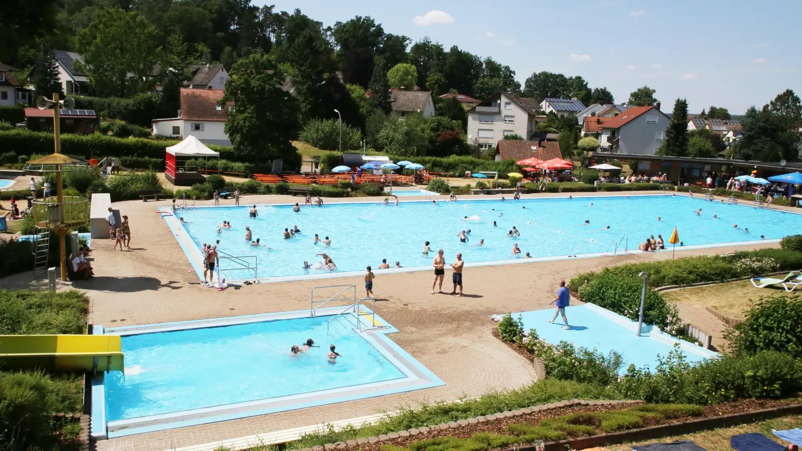 Das heiße Wetter am Wochenende lockte viele Freibadbesucher in die kühlen Fluten. (Foto: Alexander Biernoth)