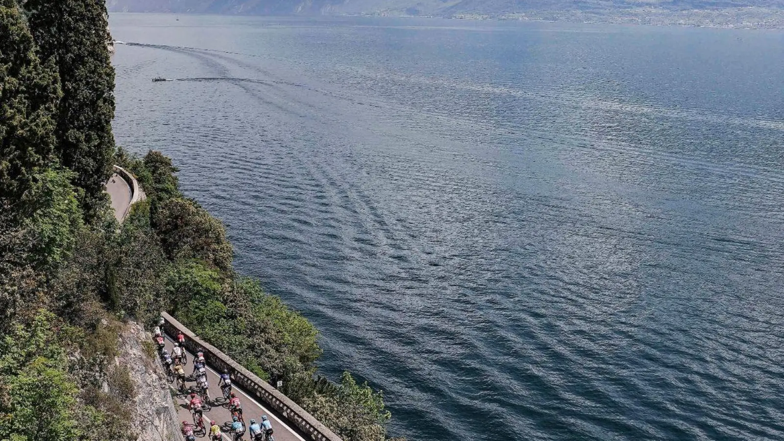 Der Gardasee ist derzeit so voll wie seit langem nicht mehr. (Foto: Marco Alpozzi/LaPresse via ZUMA Press/dpa)