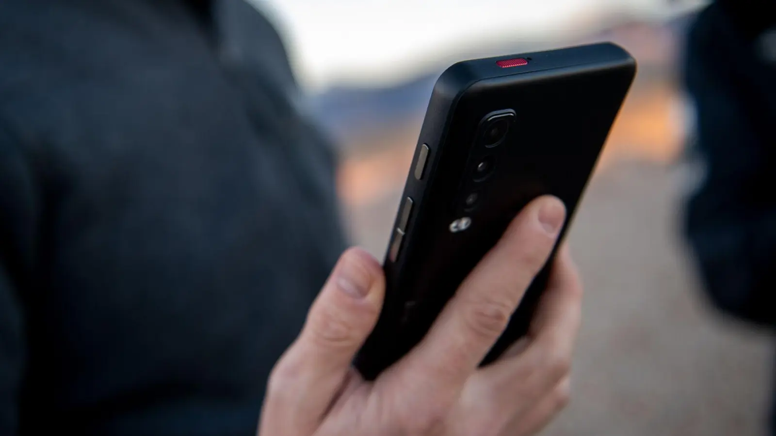 Per Fingertipp Sicherheit geben: Mit diesen Apps werden Notfallkontakte automatisch alarmiert. (Foto: Zacharie Scheurer/dpa-tmn)