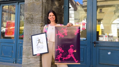 Carmen Hiller will in ihrer Ausstellung die Prozesse hinter kreativen Projekten erfahrbar machen. Links auf dem Bild hält die Künstlerin einen Linoldruck, aus dem später das rechte digitale Werk entstand. (Foto: Irmeli Pohl)