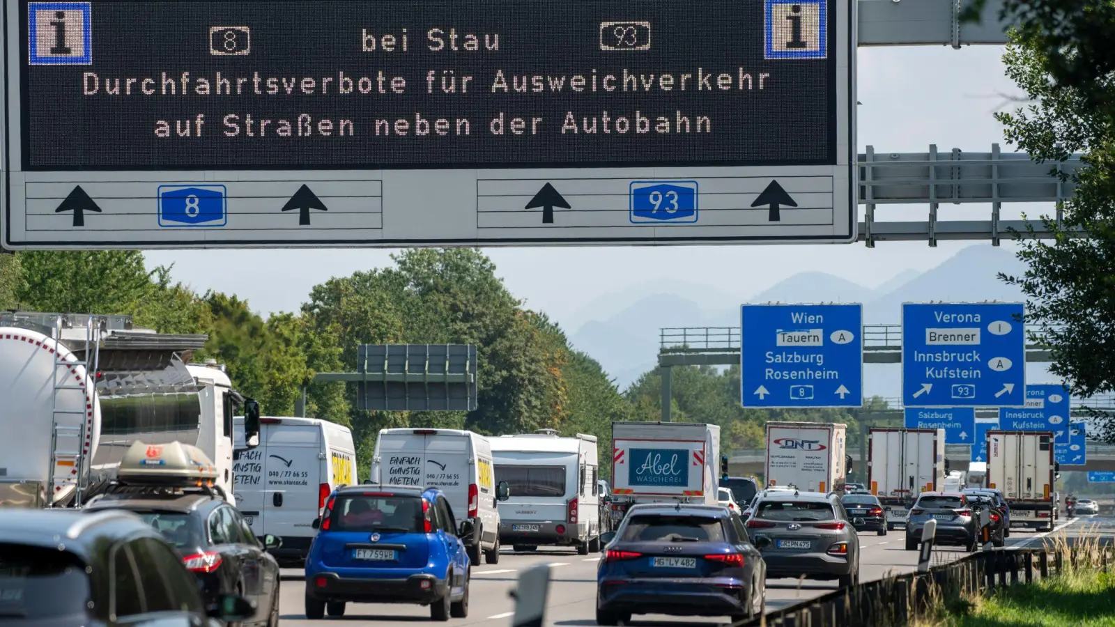 Die Polizei hat die Einhaltung von Durchfahrtsverboten entlang der vielbefahrenen und stauanfälligen Autobahn A8 Richtung Salzburg kontrolliert.   (Foto: Stefan Puchner/dpa)