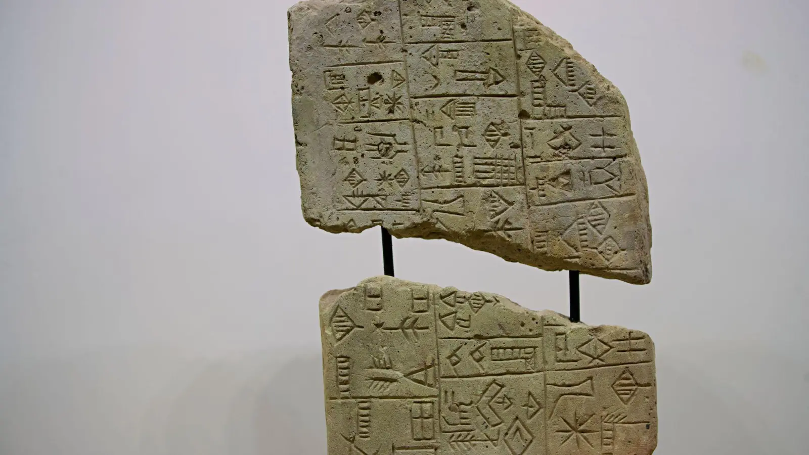 Artefakte wie dieser Steintafeln wurden in den vergangenen Jahren zurück in den Irak geholt. (Archivbild) (Foto: Hadi Mizban/AP/dpa)