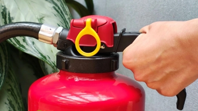 Unter anderem mit einem Feuerlöscher beschädigten Unbekannte die Innenräume eines ehemaligen Möbelwerks in Dietersheim. (Symbolbild: Isabelle Modler/dpa)