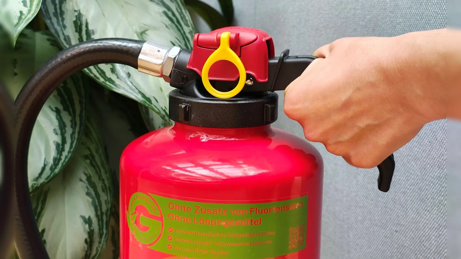 Welcher ist der Richtige? Und wie benutze ich ihn richtig? Einfach drauflos kaufen ist bei Feuerlöschern keine gute Idee. (Foto: Isabelle Modler/dpa-tmn)