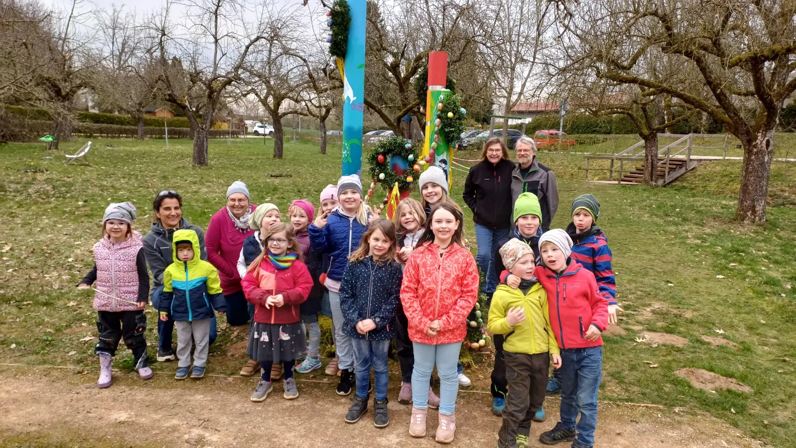 Bei einem Kreativnachmittag hat der Obst- und Gartenbauverein Wassertrüdingen zusammen mit Kindern den neuen Brunnen an der Streuobstwiese im Klingenweiherpark geschmückt. (Foto: Carolin Pelczer)