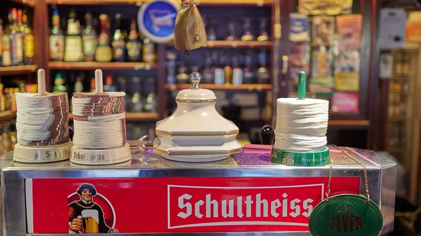 Blick in die Kult-Kneipe Kupferkanne in der Steinmetzstraße in Berlin-Schöneberg. Seit einigen Jahren kommen wieder vermehrt jüngere Menschen in die Kneipe. (Foto: Jörg Carstensen/dpa)