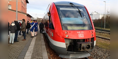 Seit Mitte Dezember halten am Wassertrüdinger Bahnhof wieder Züge. Schon bei der Wiederinbetriebnahme der Strecke im Dezember gab es Kritik, dass das Stellwerk in Langlau (Landkreis Weißenburg-Gunzenhausen) nicht rechtzeitig fertig wurde. Jetzt wurde von der Deutschen Bahn der Termin erneut verschoben. (Foto: Martina Haas)