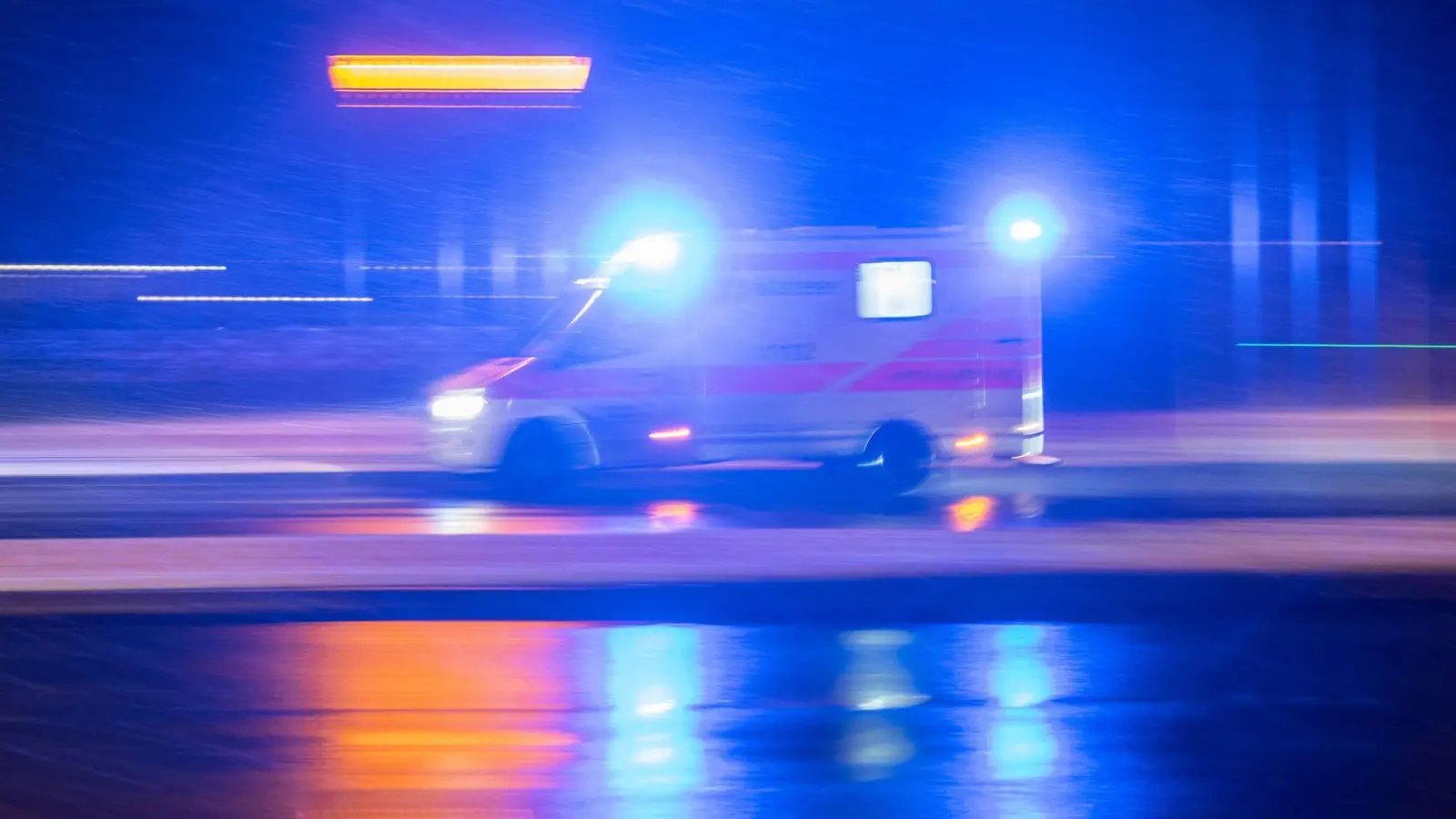 Eine Frau verunglückt mit ihrem Wagen auf einer Autobahn. (Archivbild)  (Foto: Sebastian Gollnow/dpa)