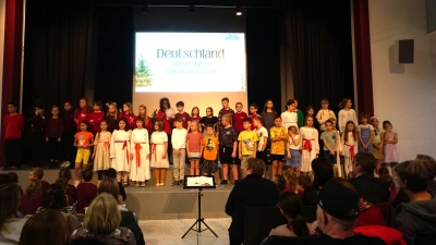 Die Schülerinnen und Schüler begaben sich bei der Weihnachtsfeier auf eine musikalische Reise über den ganzen Globus.  (Foto: Wolfgang Hauf)