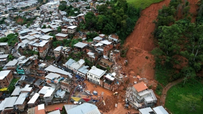 Mehrere Häuser sind bei den Überschwemmungen eingestürzt. (Foto: Silvia Izquierdo/AP/dpa)