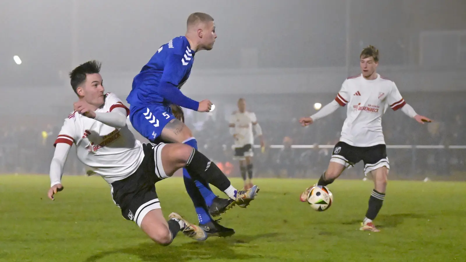Da war es passiert: Julius Schöniger (rechts) erzielt kurz vor der Halbzeitpause den 1:2-Anschlusstreffer für Neuendettelsau (links Moritz Herboldsheimer). Der Steinachgründer Tobias Gröger (in Blau) kann nicht mehr eingreifen. (Foto: Martin Rügner)