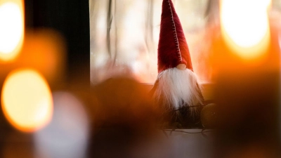 Rund um die Feiertage müssen und dürfen Menschen mit psychischen Erkrankungen auf ihre Bedürfnisse achten - und auch Hilfe suchen. (Foto: Franziska Gabbert/dpa-tmn)