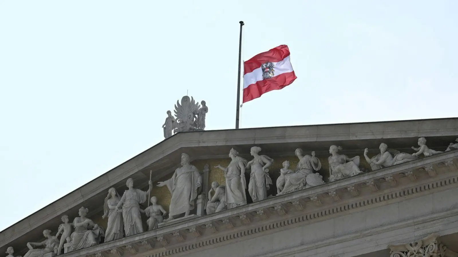 Österreich verhängt dreitägige Staatstrauer. (Foto: Helmut Fohringer/APA/dpa)