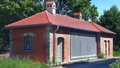 Zwischen den Vorsprüngen an den Ecken des Gebäudes befand sich früher eine Holzverkleidung, die optisch bei der Sanierung aufgegriffen wurde. Dahinter befinden sich jetzt große Fensterfronten. (Foto: Bezirk Mittelfranken/Julia Krieger)