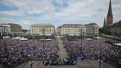 HSV-Fans stehen auf dem Rathausmarkt vor dem Hamburger Rathaus und feiern ihren Club. (Foto: Christian Charisius/dpa)
