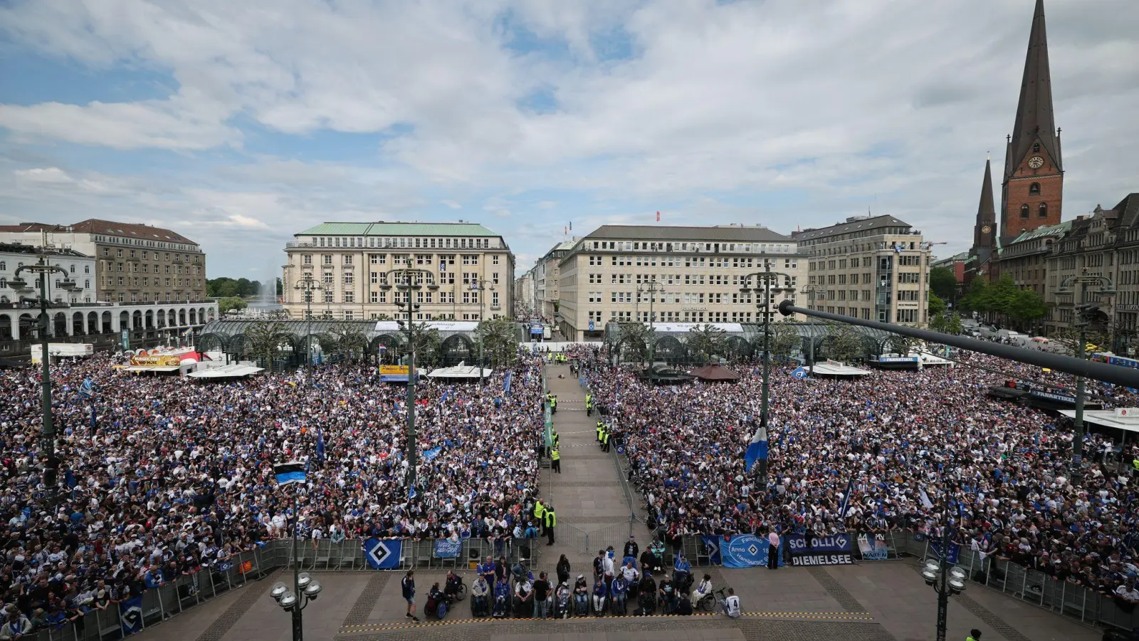 HSV-Fans stehen auf dem Rathausmarkt vor dem Hamburger Rathaus und feiern ihren Club. (Foto: Christian Charisius/dpa)
