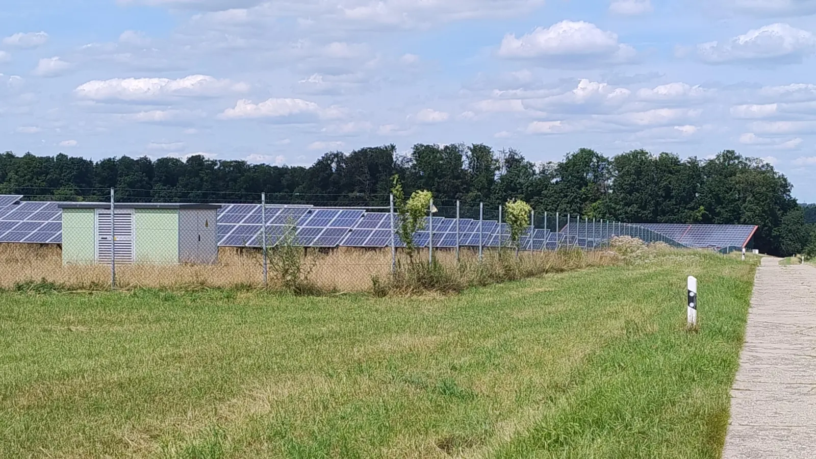 Bei Trachenhöfstatt erzeugt eine Freiflächenanlage jedes Jahr etliche Millionen Kilowattstunden Strom. Im Heilsbronner Stadtgebiet gibt es mehrere Anlagen dieser Größe. (Foto: Eckard Dürr)