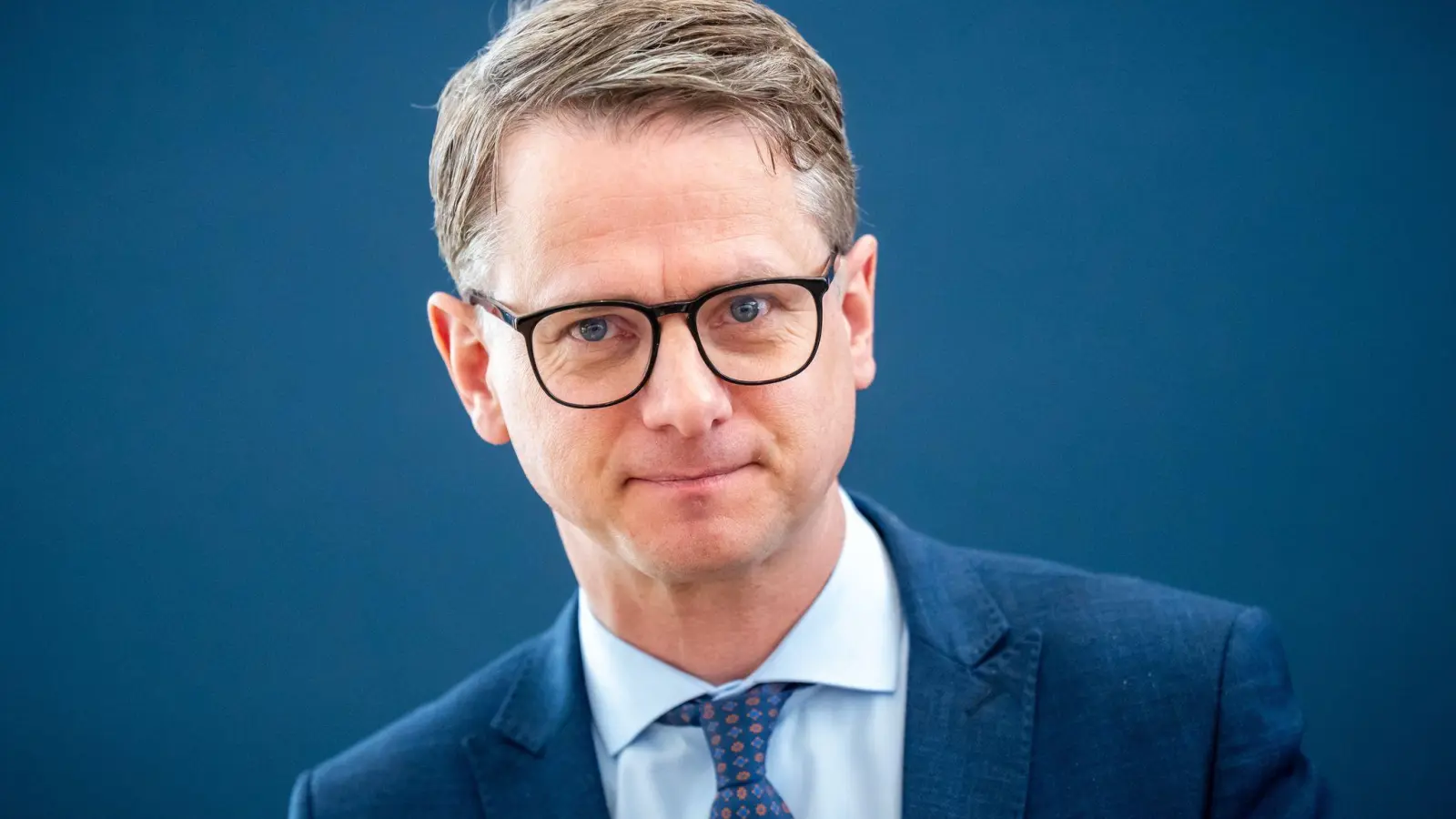 Der CDU-Generalsekretär hofft ein „respektvolles Aufeinandertreffen“ von Merz und Trump. (Foto: Michael Kappeler/dpa)
