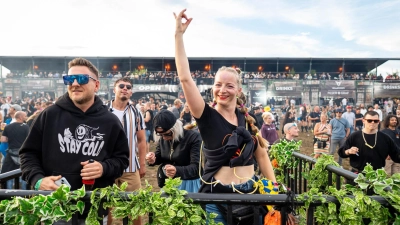 Schon der Auftakt am Freitag liefert fette Beats von den besten internationalen DJs, ausgelassene Vibes, eine knallbunte Pyro- und Lichtershow – und Tausende feiern auf sechs Areas bis tief in die Nacht. (Foto: Mirko Fryska)
