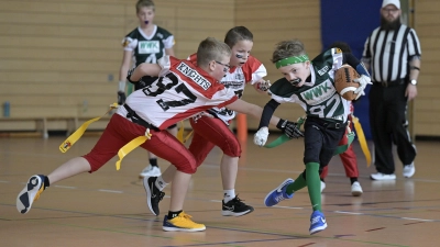 „Halt, hiergeblieben“: Die U11 der Franken Knights (in Rot-Weiß) versucht im Spiel um Platz drei den Ballträger der Ansbach Margraves zu stoppen. (Foto: Martin Rügner)