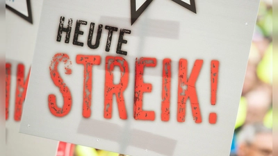 Im Streik für bessere Arbeitsbedingungen: Streikgelder, die Gewerkschaften an ihre Mitglieder auszahlen, bleiben steuerfrei. (Foto: Christophe Gateau/dpa/dpa-tmn)