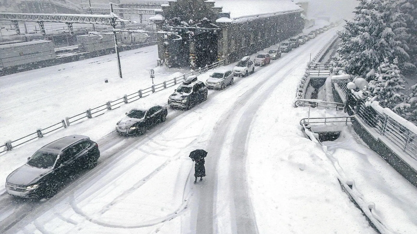 Eingeschneite Autos auf der Brennerautobahn im Stau. (Foto: Markus Angerer/APA/dpa)