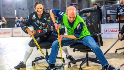 Für das Turnier stellen Unternehmen - von Kanzleien, Arztpraxen bis hin zu internationalen Firmen - ihre besten Leute zusammen. (Foto: Sina Schuldt/dpa)