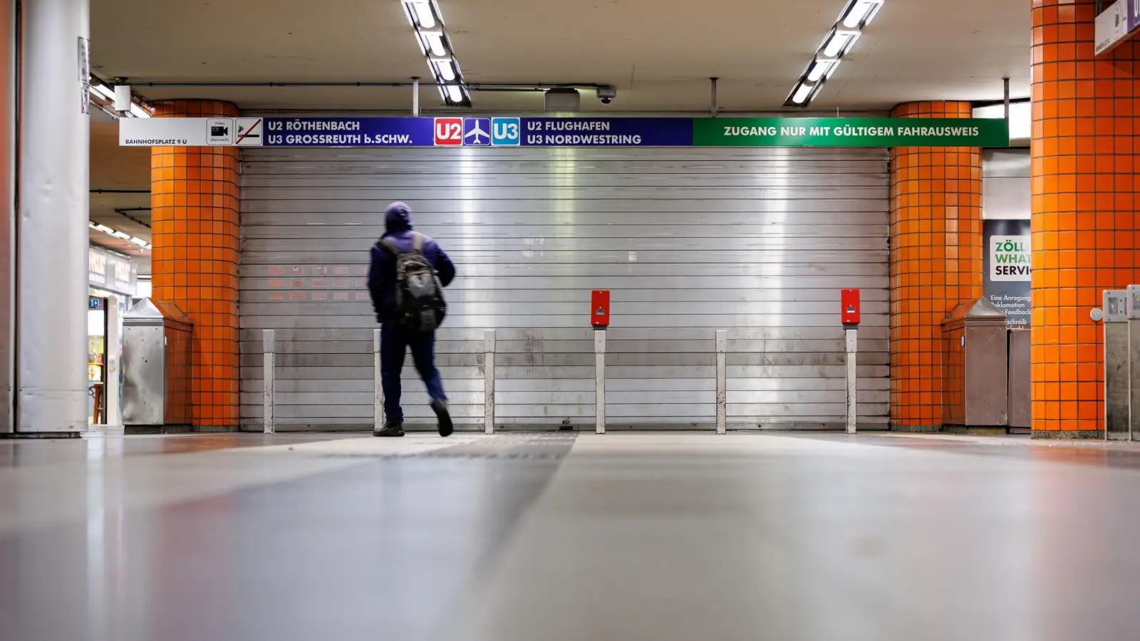 Wegen des Warnstreiks blieben erneut viele Fahrzeuge in den Depots. (Archivbild) (Foto: Daniel Karmann/dpa)