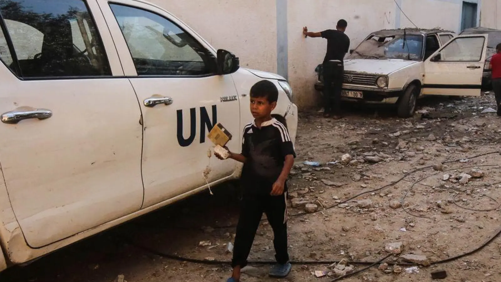 Palästinenser begutachten die Schäden nach einem israelischen Angriff auf eine vom UNRWA betriebene Schule im Flüchtlingslager Nuseirat. (Foto: Omar Naaman/dpa)