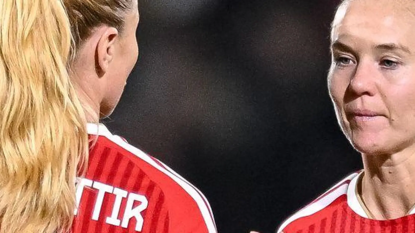 Bayern-Kapitänin Viggosdottir und Stürmerin Harder nach dem 2:2 gegen Real. (Foto: Harry Langer/dpa)