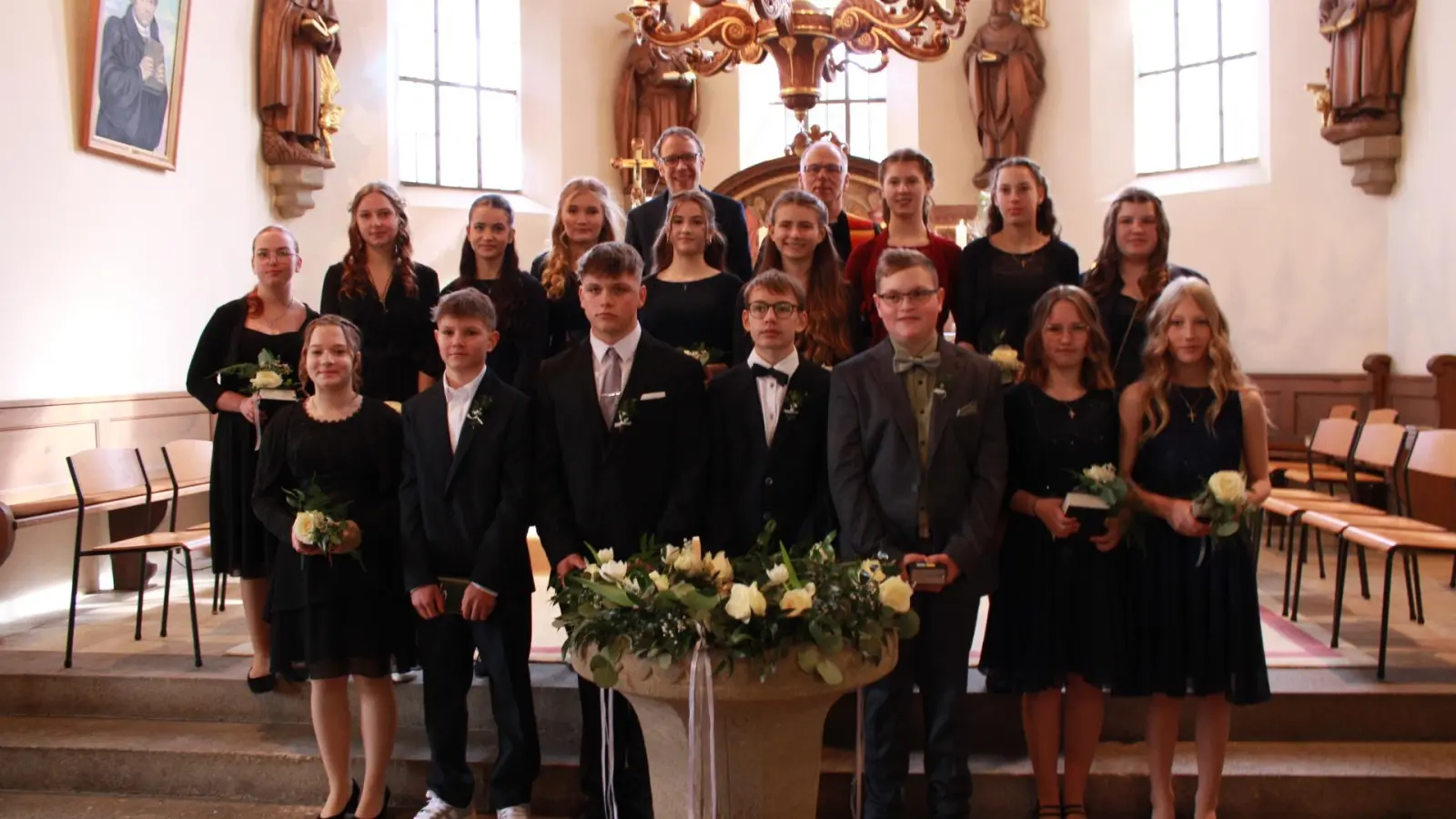 Zwölf junge Frauen und vier junge Männer feierten mit Pfarrer Thorsten Wolff und Daniel Haack, Prediger der landeskirchlichen Gemeinschaft, ihre Konfirmation in der Johanniskirche in Bechhofen. (Foto: Marina Lotter)