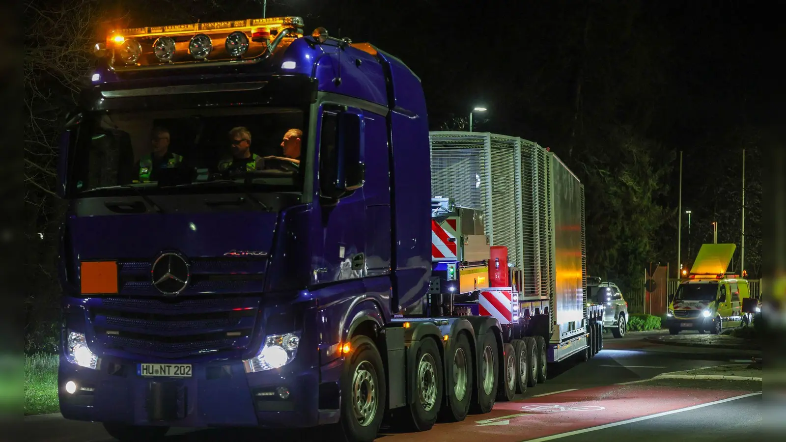 Ein Schwerlasttransporter verlässt mit einem Castor-Behälter den Standort Jülich. (Archivbild)  (Foto: Christoph Reichwein/dpa)