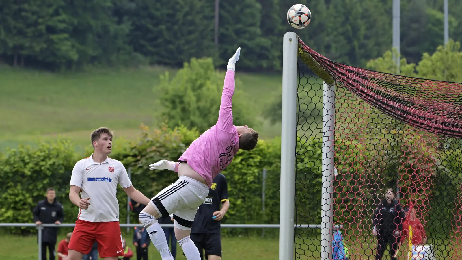 Wer sagt eigentlich, dass nur junge Mädchen bauchfrei tragen können? Fußballer - hier SVL-Torwart Niklas Stahringer - können das auch.  (Foto: Martin Rügner)