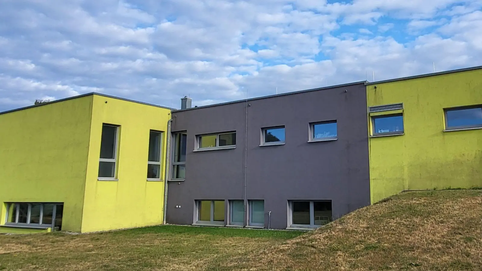 Die Kindertagesstätte in Wieseth: Das undichte Dach des Gebäudes wird nicht komplett saniert, sondern in den betroffenen Bereichen punktuell repariert.  (Foto: Albert Schülein)