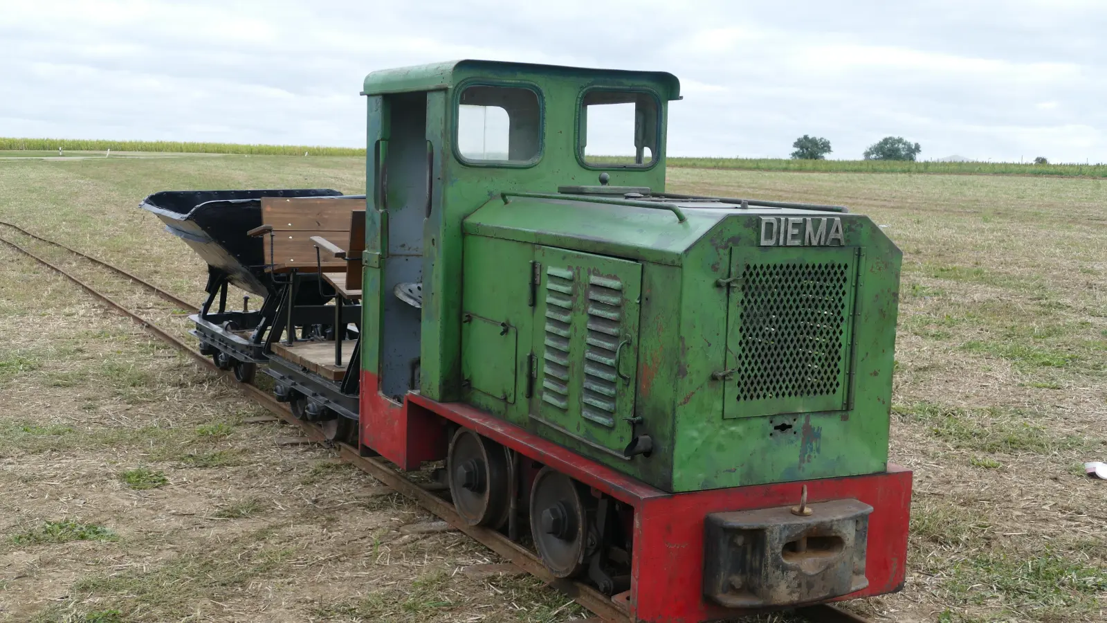 Diese Feldbahn aus Rügland wartete auf ihren Einsatz beim Oldtimer-Treffen in Neuherberg. (Foto: Helmut Meixner)